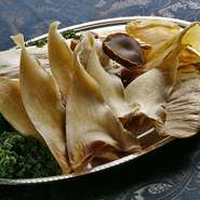 国産中国野菜、大阪中央市場の鮮魚、三重熊野灘の伊勢海老など選び抜いた素材を使い、その味わいを最大限に引き出した新しい中国料理をお楽しみいただけます。

