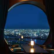 店内には大きな丸窓があり、素敵な夜景が楽しめます。夜景と共に美味しいディナー。雰囲気作りには最高のスポットです。