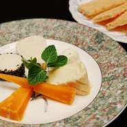 ワインと好相性なチーズは、シェーブル・ハード・セミハード・白カビ・青カビタイプと幅広く取り揃えております。