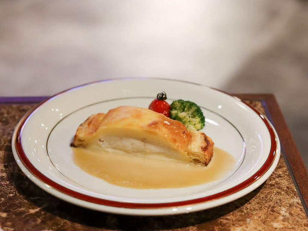 平目とホタテムースのパイ包焼 白ワインソース