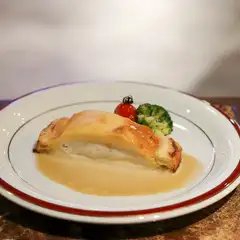 平目とホタテムースのパイ包焼 白ワインソース