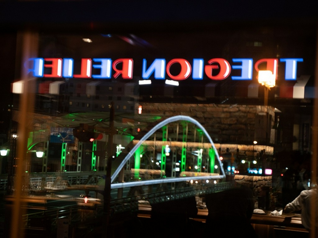 開運橋のライトアップも幻想的。