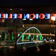 開運橋のライトアップも幻想的。