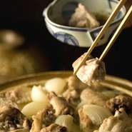 治作名物「水たき」を旬の会席料理と一緒にお楽しみいただけます。