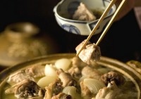 たった一人の料理人により守り継がれる水炊きは、徳島県産の地鶏「阿波尾鶏」と厳選した小玉葱のみを使用し、白濁とした濃厚なスープは〆の雑炊まで余すことなくお愉しみいただけます。※ご注文は2人前より承ります