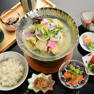 土日祝限定の人気ランチプラン
名物水たきのスープを使用した野菜たっぷりのお鍋をランチだけのご膳にしてご用意いたします。銀座店オリジナルの小鍋を含む全５皿。

前菜、造里、蒸物、水たきスープ鍋、水菓子

