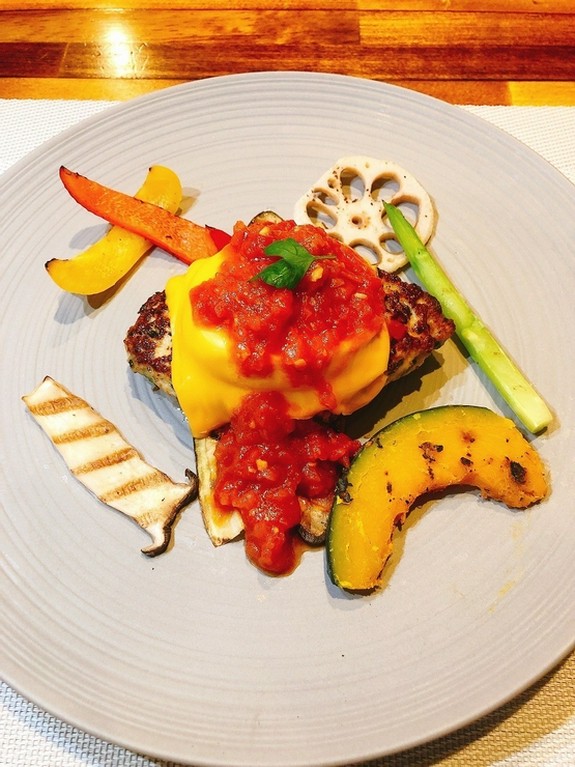 鶏ひき肉と野菜のジューシー豆腐ハンバーグ トマトソース