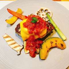 鶏ひき肉と野菜のジューシー豆腐ハンバーグ トマトソース