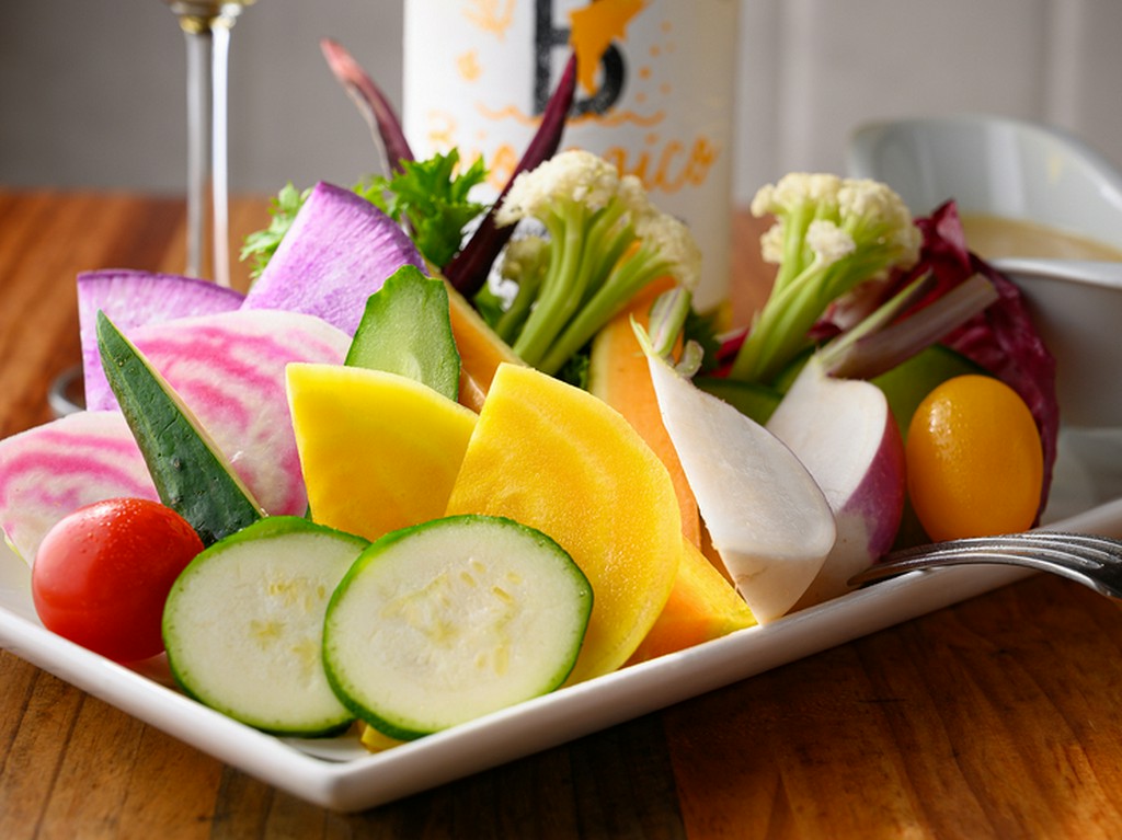 朝採れ新鮮野菜など、食材にこだわった料理を満喫できる
