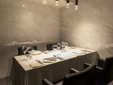 高島町駅より徒歩3分、市街地に突然現れるモダンな外観。