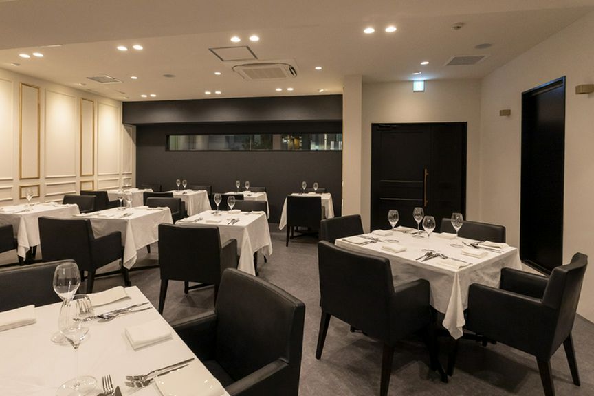 日常を隔てる二重扉の先に広がるのは、シックな大人の隠れ家。