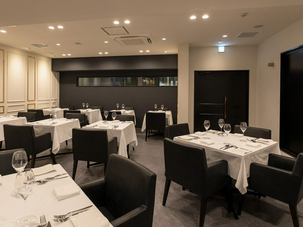 日常を隔てる二重扉の先に広がるのは、シックな大人の隠れ家。