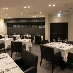 日常を隔てる二重扉の先に広がるのは、シックな大人の隠れ家。