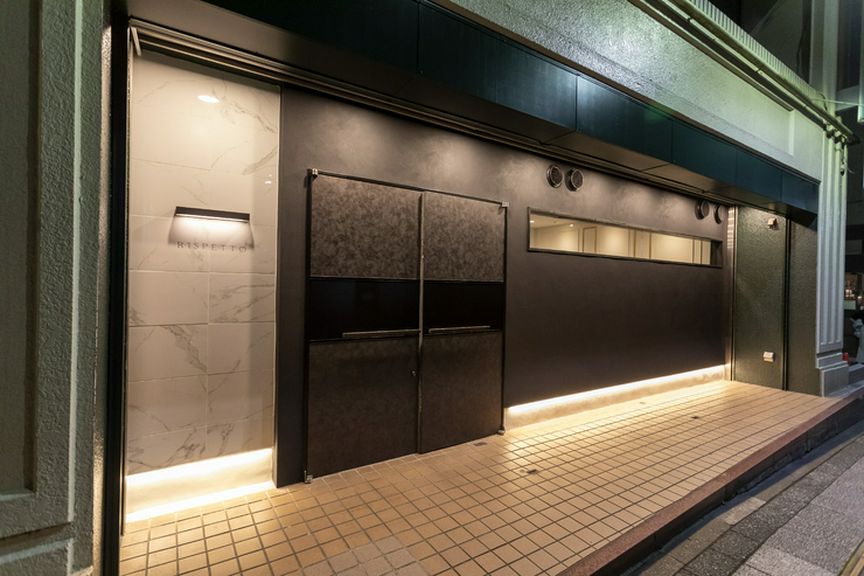 高島町駅より徒歩3分、市街地に突然現れるモダンな外観。