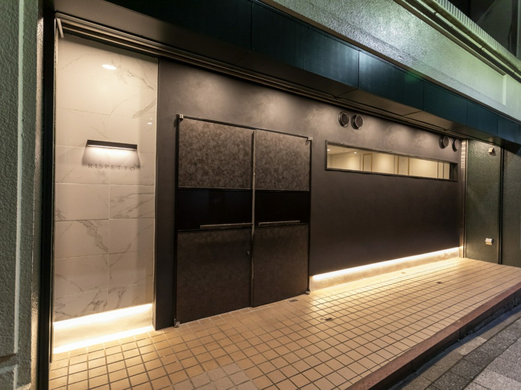 高島町駅より徒歩3分、市街地に突然現れるモダンな外観。