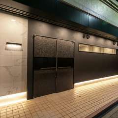 高島町駅より徒歩3分、市街地に突然現れるモダンな外観。