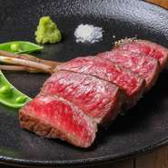 鹿児島県産の黒毛和牛を使用し、赤身本来の味が堪能出来ます。季節によってソースが変わり、旬の味覚と共に楽しめます！
