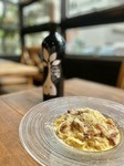 今しか味わえない冷たい夏パスタも多数ございます。しっかり冷えたスパークリングやワインとぜひ(画像は冷たいカルボナーラ)