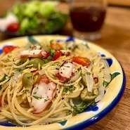 旬の素材を使ったオリジナルパスタ！ソースを選ぶこともできます。
