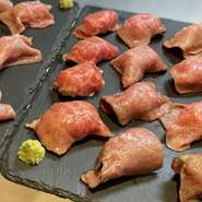 当店名物肉寿司シリーズの牛タン！