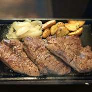 当店ステーキは食べたい量でカットして焼くスタイルです！程よく脂ののった柔らかい部位、女性に人気です！