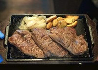 当店ステーキは食べたい量でカットして焼くスタイルです！程よく脂ののった柔らかい部位、女性に人気です！