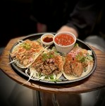 最初はまずこれ！
生地からオリジナルでこだわった当店のタコスの本日おまかせ3種。