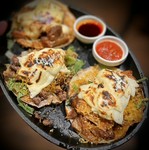 チーズとタコスの相性は抜群！
生地からオリジナルでこだわった当店のタコスの本日おまかせチーズ3種。