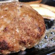 当店名物250gのハンバーグは子供から大人まで楽しめる人気メニュー。肉汁溢れて食べ応え抜群！