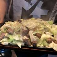 福岡の最強ソウルフードを福岡で長年通ったオーナーがスタッフと限界まで再現！
秘伝の『辛味噌』をまぶして食するものです。この『辛味噌』がびっくりするほど食欲をそそる
