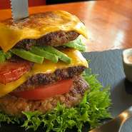 迫力満点のガッツリ本格ハンバーガーはトッピングも豊富に大人気メニューです！