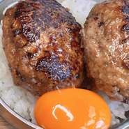 当店名物の手ごねハンバーグの丼バージョン！ハンバーグ2つに生卵にスープ、〆のTKGまでついた贅沢ランチ
