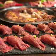  
当店でも大人気の " A4炙り牛の肉寿司 " に
名物Tボーンステーキと質も内容も今までの￥4000コースではできない豪華な肉盛りメニュー‼︎

大事な飲み会や接待、ちょっと豪華な忘年会には最適な内容となっております。