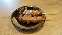 柔らかさとうま味が特徴で、臭みも少なく非常に食べやすい人気の部位となっています！串うちの際に肉と肉の感覚をかなり詰めています。焼いた際にハラミの特徴でもある肉汁を最大限落とさないための工夫です。