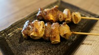 表面をカリカリになるまで焼き上げることでコリコリとした独特の食感を味わうことができます！鶏のナンコツとは違い、豚ならではの脂の乗った味わいを楽しむことができます！