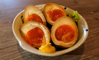 半熟もよりも柔らかい状態から３日間特製ダレに付け込んで完成する自家製の煮卵です。タレを吸いながら黄身が硬化していくので味の濃さはピカイチ！