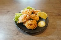 特製の唐揚げタレに付け込んだ大山どりの胸肉を使用したシンプルな唐揚げです。歯ごたえ抜群のムネ肉と唐揚げは相性も最高です！