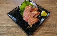 低温調理で仕上げた豚のタン刺しです。タンが持つ特有のシャキッとした食感が楽しめます。
