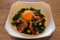 低温調理で仕上げた豚のハラミを使用したユッケ。