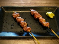 鳥類が持つ胃の一部であり、食べたものを砕くための器官です。ほとんどが筋肉でできてることから食感はとってもコリコリしていて意外なほどサクッと?み切ることができます。