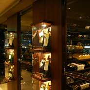 ビールやシャンパン、コニャック、ウイスキー、日本酒など、バリエーション豊かなお酒を用意。とりわけ、ワインは700種が用意され、充実しているのでお気に入りを見つけてみてください。