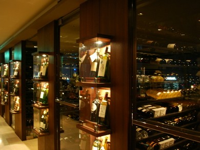 700種のワインを揃えたワインセラーを完備