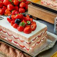 旬の味を楽しめる季節ごとにラインナップが変わる贅沢なスイーツブッフェをご用意しております。ご家族やご友人との楽しい時間、大切な人との特別な会食にもぜひご利用ください。

