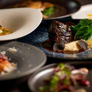 ご宴会におすすめのコースもご用意しております。新鮮で季節の素材を活かしたシェフ特製のお料理を視界いっぱいに広がるゴージャスな夜景を見ながらお楽しみください。