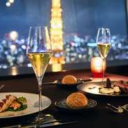 記憶に残る1日になるよう、特別な日のために欠かせないサプライズ演出をスタッフがお手伝いいたします。ケーキのプレートやフルーツ盛り合せ、シャンパンなどのご提供に加え、花束のご用意も承ります。

