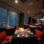 東京の宝石箱のような夜景が眼下に広がる地上180m42階の大人の空間で贅沢なひと時をお楽しみください。特別な日のお祝いや大切な記念日、デート、会食、接待など様々なシーンでご利用に頂けます。