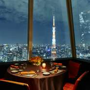 昼は陽光降り注ぎ、夜はまばゆい夜景が素晴らしいXEX ATAGO GREEN HILLS。東京の宝石箱のような夜景が眼下に広がる地上180m42階の大人の空間で贅沢なひと時をお楽しみください。