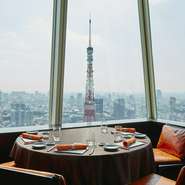 昼は陽光降り注ぎ、夜はまばゆい夜景が素晴らしいXEX ATAGO GREEN HILLS。東京の宝石箱のような夜景が眼下に広がる地上180m42階の大人の空間で贅沢なひと時をお楽しみください。