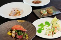 厳選素材で織りなす前菜に、魚料理、パスタ、メインの肉料理、デザート、カフェの内容でお届けするSalvatoreの贅沢コースです。
コースは、2名様より承ります。