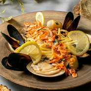 ご宴会におすすめのコースもご用意しております。新鮮で季節の素材を活かしたシェフ特製のお料理を視界いっぱいに広がるゴージャスな夜景を見ながらお楽しみください。